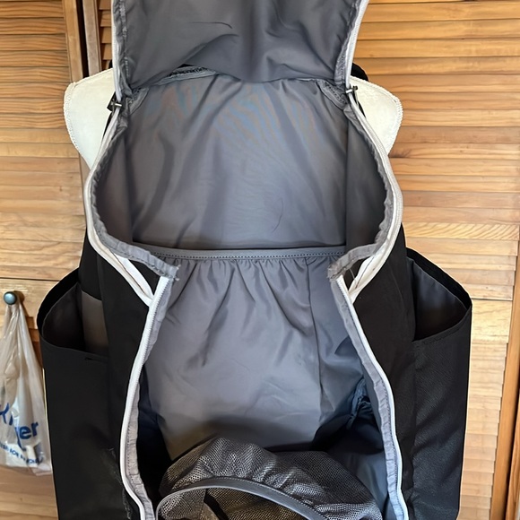 Nike backpackck with quad zip system - Picture 3 of 8